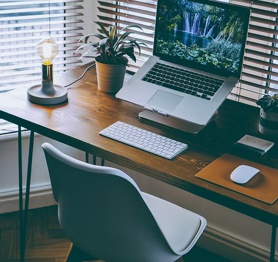 Bureau d'ordinateur soigné Bureau d'ordinateur soigné