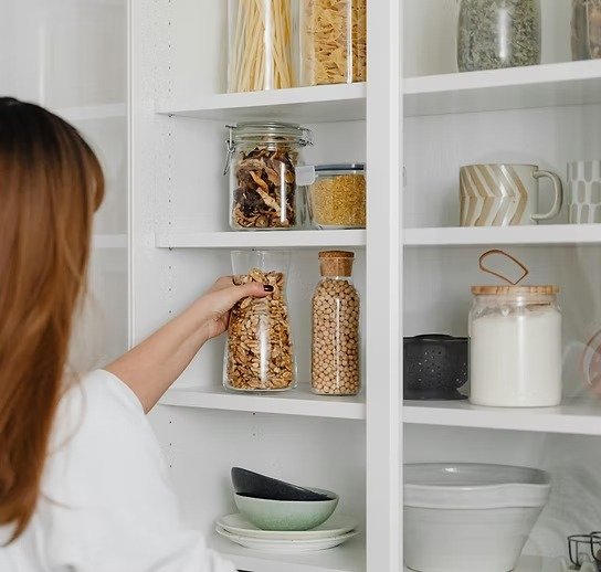 personne qui range cuisine personne qui range cuisine