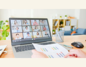 personne qui télétravail son bureau est rangé