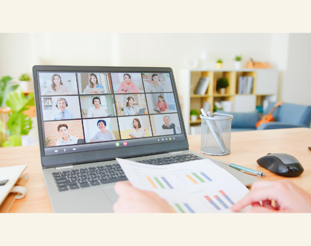 personne qui télétravail son bureau est rangé