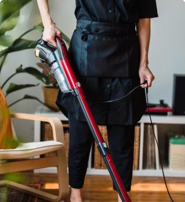 Aspirateur sans fil dans une pièce rangée