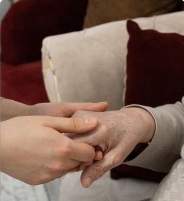 Mains posées sur un fauteuil dans un intérieur chaleureux