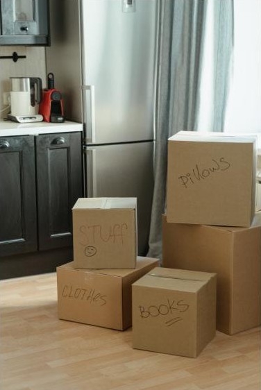 Cartons de déménagement empilés dans une pièce